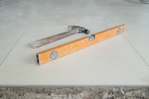 A level, and a hard hat on a concrete slab that has just been leveled using the polylevel technique